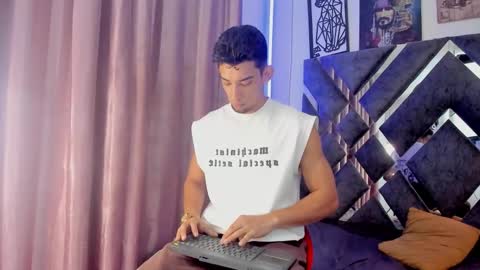 Snapshot of prince_arthur77 chatting on October 1, 1:43 pm prince_arthur77 online show from October 1, 1:43 pm