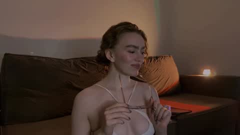 Snapshot of purity_ring chatting on February 6, 1:05 am Marie online show from February 6, 1:05 am