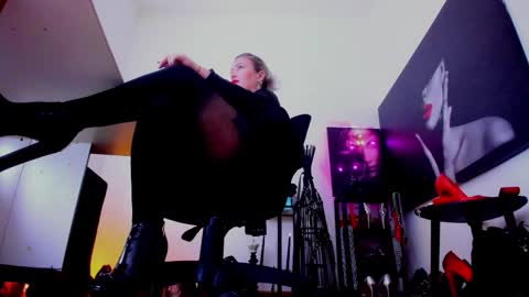 Misscatsnow online show from November 17, 9:17 pm