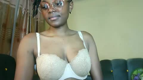 Snapshot of queenmerliz331240 chatting on October 13, 9:17 pm queenmerliz331240 online show from October 13, 9:17 pm