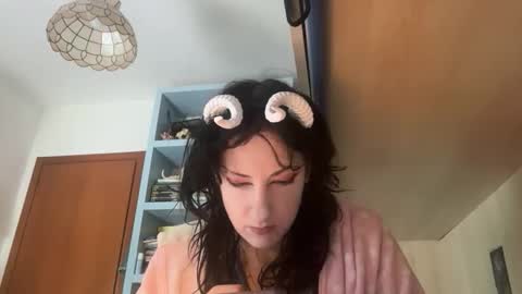 queenselket online show from April 10, 11:04 am