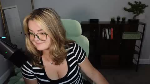 Snapshot of quervoqueen1 chatting on September 25, 2:18 am Bri online show from September 25, 2:18 am