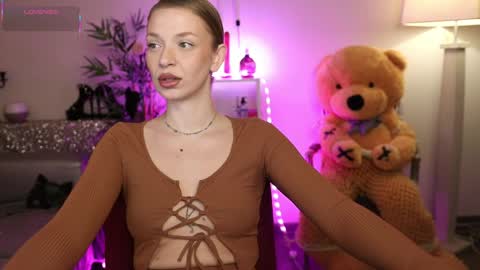 Nova Hollis online show from April 6, 4:43 am