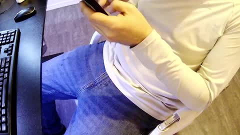 r2424 online show from April 2, 8:05 pm