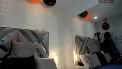 Raquel Moore  online show from October 25, 1:11 pm