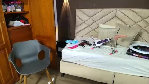 Snapshot of raqueljones_ chatting on October 15, 7:26 pm Raquel online show from October 15, 7:26 pm