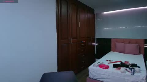 Snapshot of raqueljones_ chatting on September 10, 6:53 pm Raquel online show from September 10, 6:53 pm