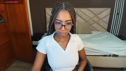 Snapshot of raqueljones_ chatting on September 27, 7:33 pm Raquel online show from September 27, 7:33 pm