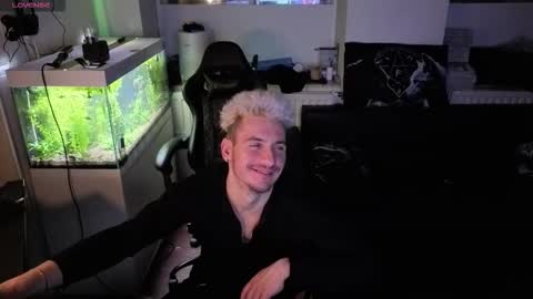 Rayzel online show from March 19, 6:24 pm