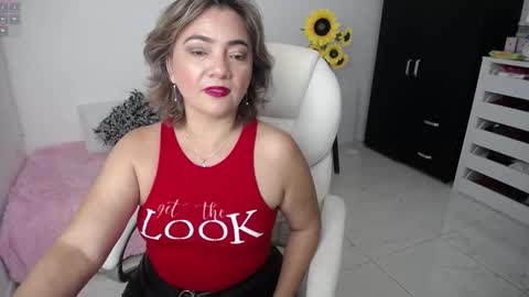 Snapshot of rebeca_milf chatting on February 11, 11:42 am REBECA online show from February 11, 11:42 am