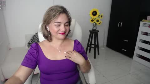 Snapshot of rebeca_milf chatting on February 4, 11:06 pm REBECA online show from February 4, 11:06 pm