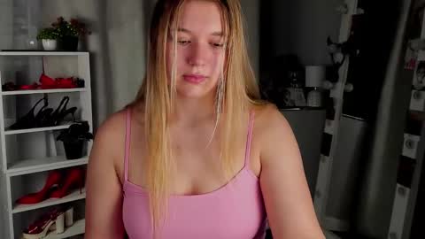 Snapshot of rebecca_____ chatting on October 6, 1:56 am rebecca_____ online show from October 6, 1:56 am