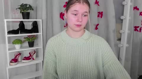 Snapshot of rebecca_____ chatting on February 10, 12:30 am rebecca_____ online show from February 10, 12:30 am