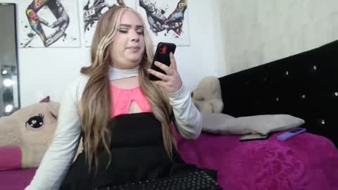 redvelvett22 online show from October 3, 6:43 am