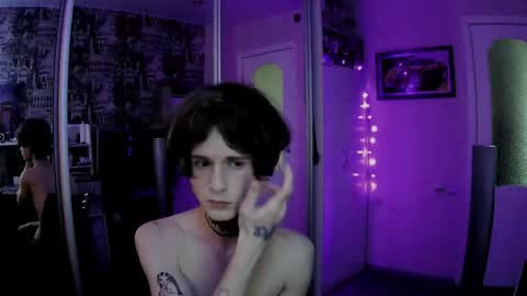 Snapshot of remitrash chatting on October 28, 5:52 am RemiTrash online show from October 28, 5:52 am