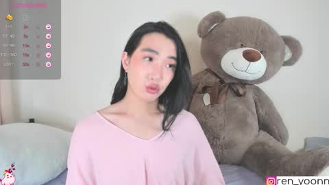 Snapshot of ren_yoonn chatting on October 19, 9:03 am Ren online show from October 19, 9:03 am