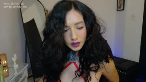 Independent model online show from April 2, 6:10 am
