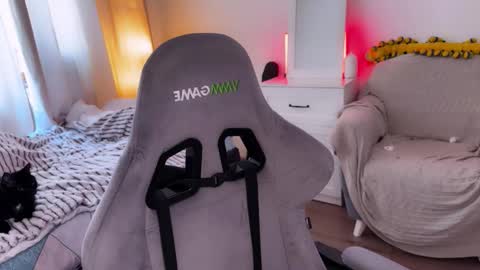   DianaBrite            fansl y online show from March 10, 10:52 am