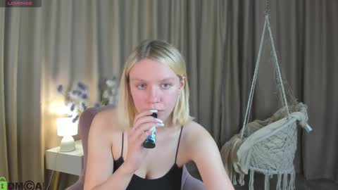Snapshot of river_stoynee chatting on October 17, 4:33 pm river_stoynee online show from October 17, 4:33 pm