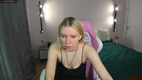 Snapshot of river_stoynee chatting on October 6, 1:45 am river_stoynee online show from October 6, 1:45 am