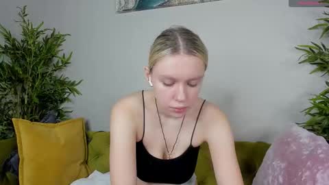 Snapshot of river_stoynee chatting on October 4, 1:25 am river_stoynee online show from October 4, 1:25 am
