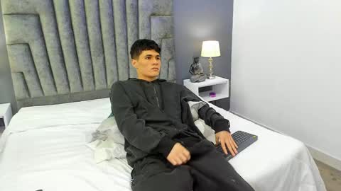 Snapshot of roan_birkin chatting on February 20, 2:18 am Roan Birkin online show from February 20, 2:18 am