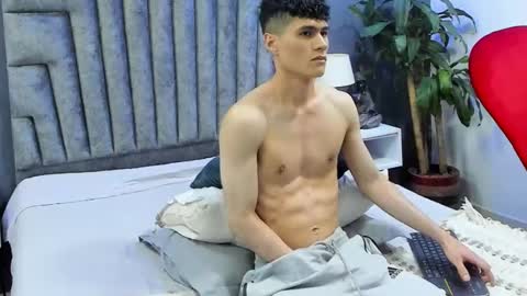 Snapshot of roan_birkin chatting on March 12, 11:01 pm Roan Birkin online show from March 12, 11:01 pm
