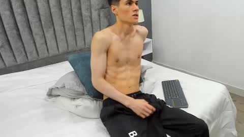 Snapshot of roan_birkin chatting on February 19, 1:40 am Roan Birkin online show from February 19, 1:40 am