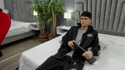 Snapshot of roan_birkin chatting on February 16, 10:43 pm Roan Birkin online show from February 16, 10:43 pm