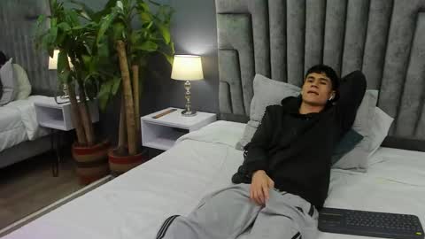 Snapshot of roan_birkin chatting on February 17, 7:23 pm Roan Birkin online show from February 17, 7:23 pm