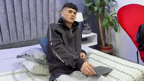 Snapshot of roan_birkin chatting on March 6, 7:32 pm Roan Birkin online show from March 6, 7:32 pm