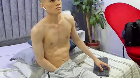 Snapshot of roan_birkin chatting on March 6, 10:36 pm Roan Birkin online show from March 6, 10:36 pm