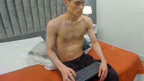 Snapshot of roan_birkin chatting on February 23, 10:31 pm Roan Birkin online show from February 23, 10:31 pm