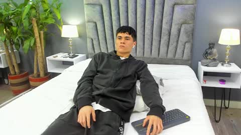 Snapshot of roan_birkin chatting on February 19, 11:14 pm Roan Birkin online show from February 19, 11:14 pm