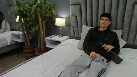 Snapshot of roan_birkin chatting on February 18, 1:32 am Roan Birkin online show from February 18, 1:32 am