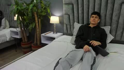 Snapshot of roan_birkin chatting on February 17, 10:27 pm Roan Birkin online show from February 17, 10:27 pm