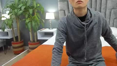 Snapshot of roan_birkin chatting on February 23, 7:28 pm Roan Birkin online show from February 23, 7:28 pm