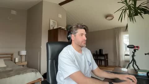 Roger Sterling online show from April 25, 9:33 am