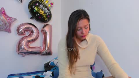Snapshot of rooxxyy_ chatting on January 6, 3:20 am online show from January 6, 3:20 am