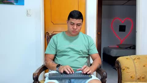 Snapshot of rooxxyy_ chatting on September 22, 12:37 am online show from September 22, 12:37 am