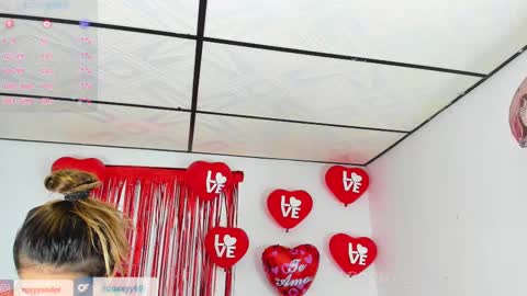Snapshot of rooxxyy_ chatting on February 22, 12:16 am online show from February 22, 12:16 am