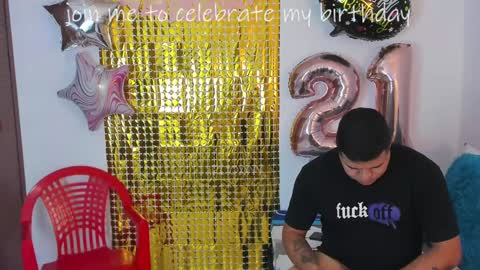 Snapshot of rooxxyy_ chatting on December 30, 2:53 am online show from December 30, 2:53 am