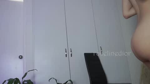 Snapshot of roselinedior chatting on September 27, 4:16 pm Lyla OF roselinedior online show from September 27, 4:16 pm