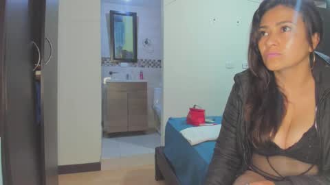Snapshot of roxanasexy2025 chatting on March 7, 12:01 pm roxanasexy2025 online show from March 7, 12:01 pm