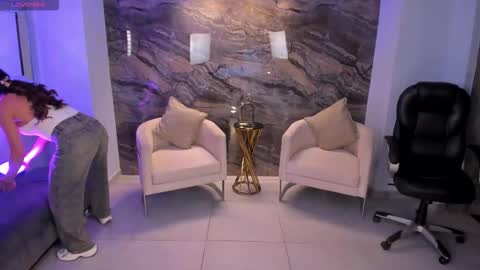 Roxanne Hill  online show from November 7, 10:50 am