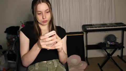 Snapshot of roxiethefox chatting on September 17, 11:30 pm roxie online show from September 17, 11:30 pm