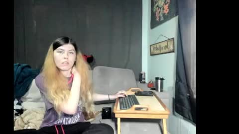 roxihazeleyes online show from June 2, 5:15 pm