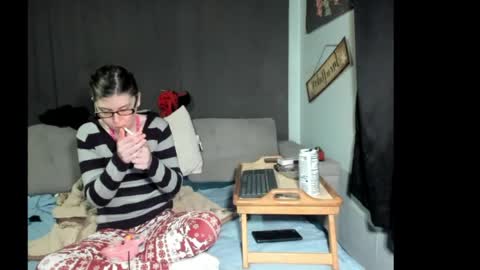 roxihazeleyes online show from April 19, 3:18 am