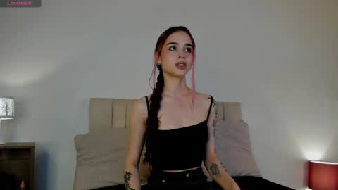Snapshot of roxxy_mora chatting on February 12, 9:22 pm Roxxy online show from February 12, 9:22 pm