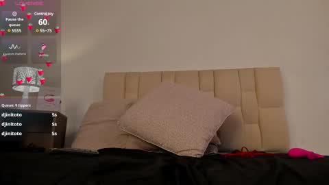 Snapshot of roxxy_mora chatting on February 26, 3:25 am Roxxy online show from February 26, 3:25 am